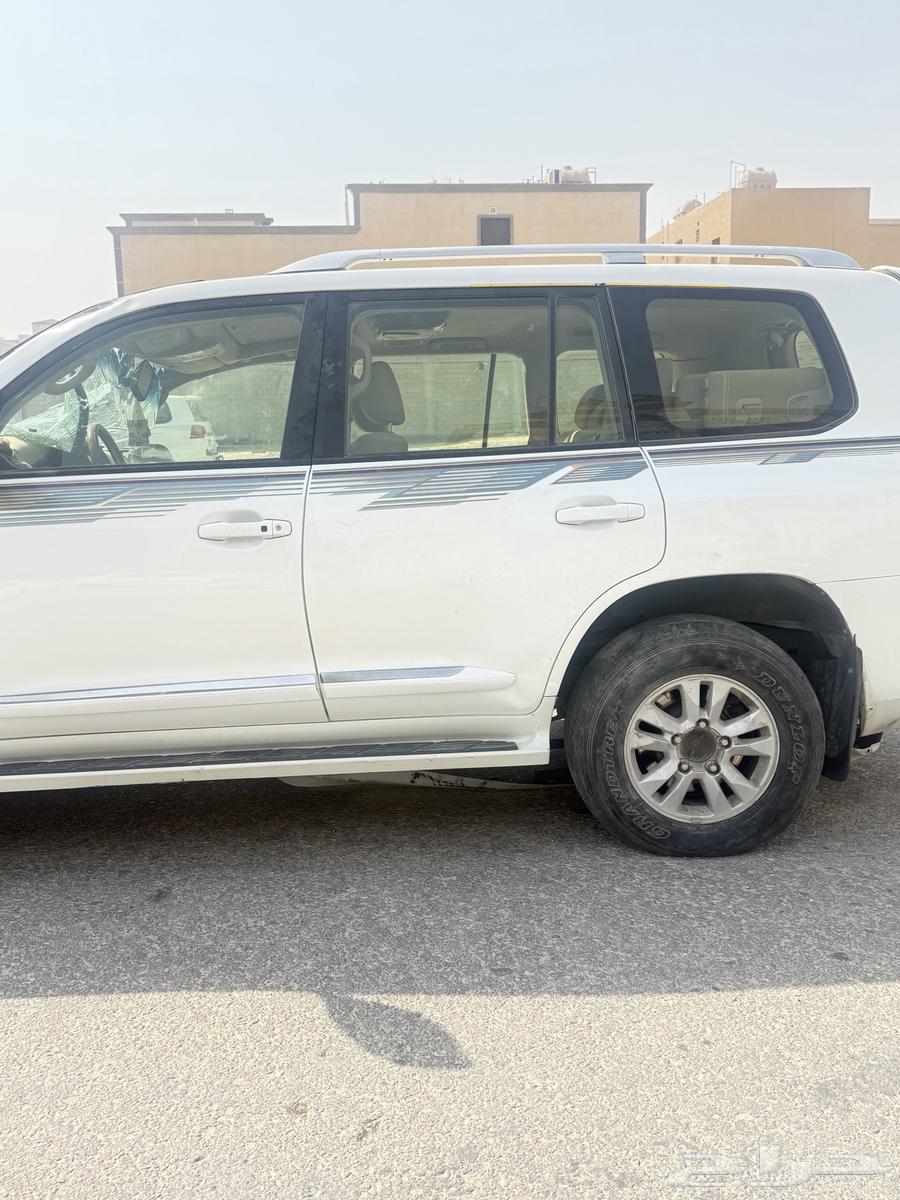 لاندكروزر سعودي 2012 فل GXR مقلوب جهة الراكب64471293460226113