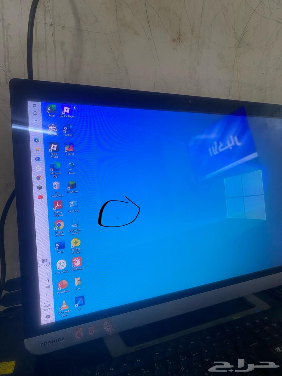 Toshiba 2-in-1 touchscreen laptop with built-in screen64328961137795113