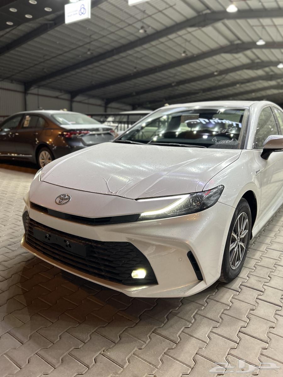 تويوتا   كامري E استاندر هايبرد ابيض 105800 شامل الضريبة64469417928705113