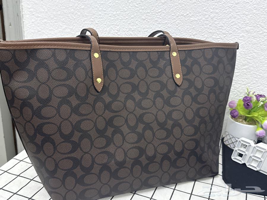 شنطه قوتشي اصليه نبيعها بسعر ارخص معها هدايا64328842187906111