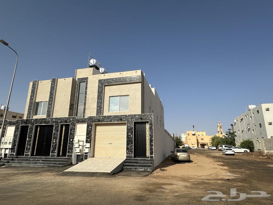 Apartment for sale, five rooms and a hall, street and side passage, excellent finishing63613839112705110