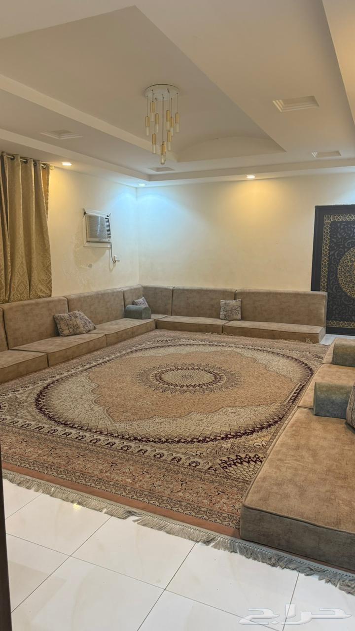 4 in 5 clean used sofa with four pillows, supports, and a curtain64335786167170112