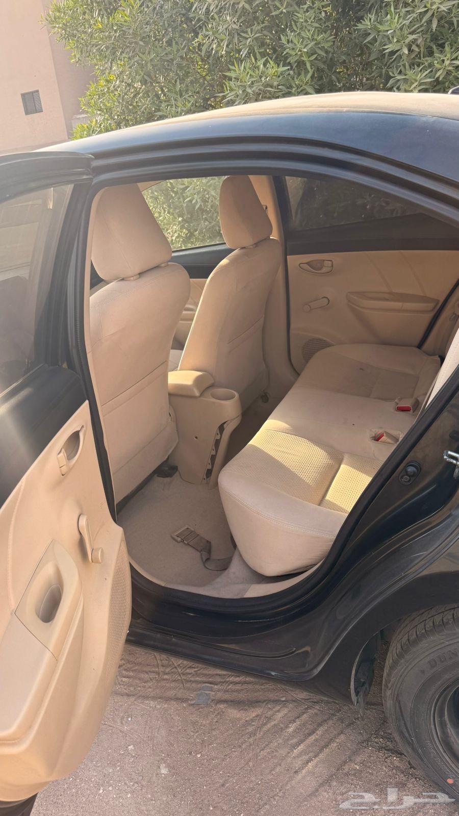 2015 Yaris.. Clean and ready, price reduced64476768560002112