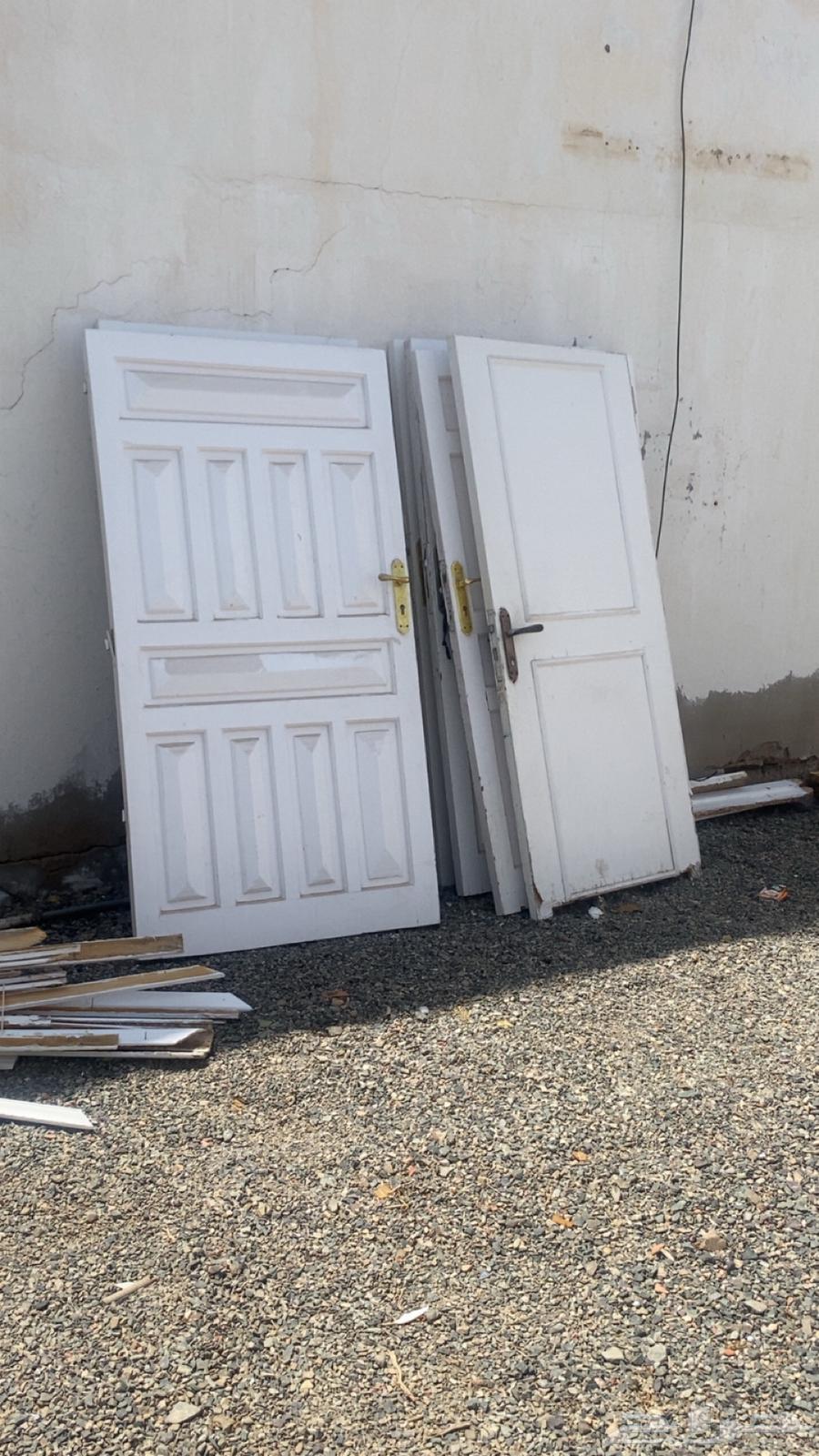 أبواب خشب 7 مستعمله للبيع ومغسلتين نظيفه64316649415297111