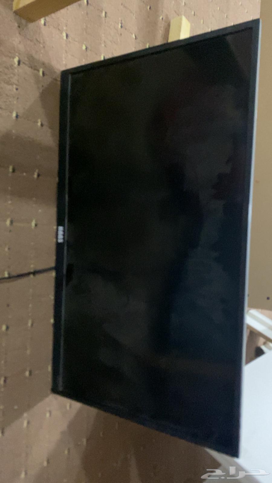 تلفزيون وطاوله64345448347906110