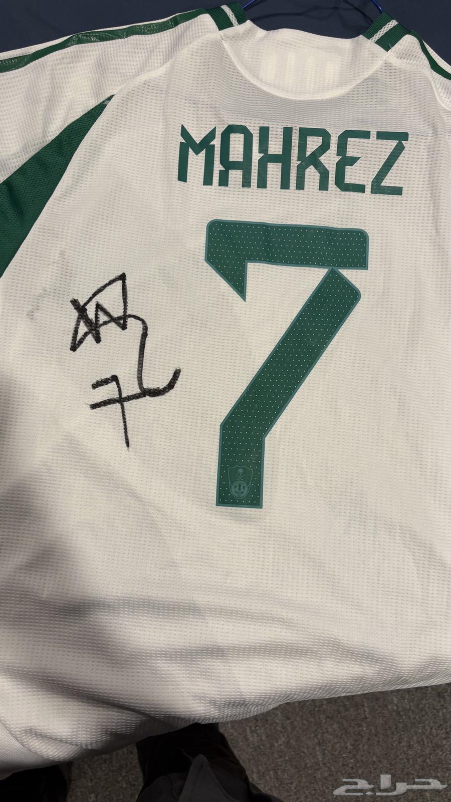 تيشيرت الاهلي موقع من الاعب رياض محرز64343929227651110