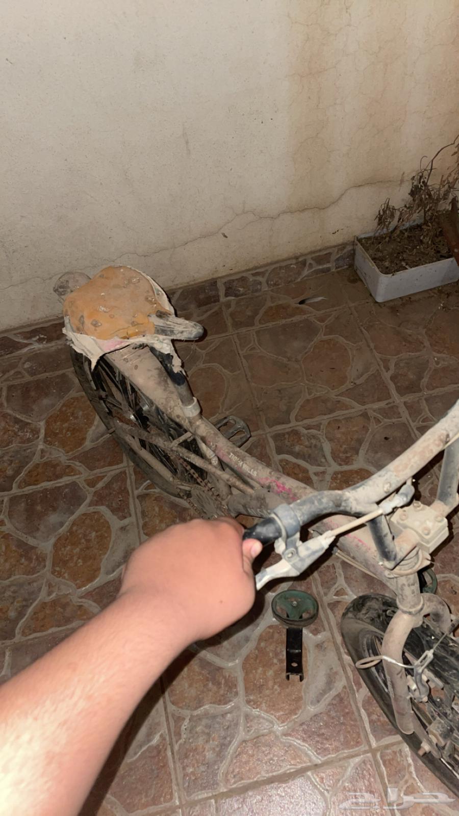 A user needs a tire inflated and a chain64345796792066110