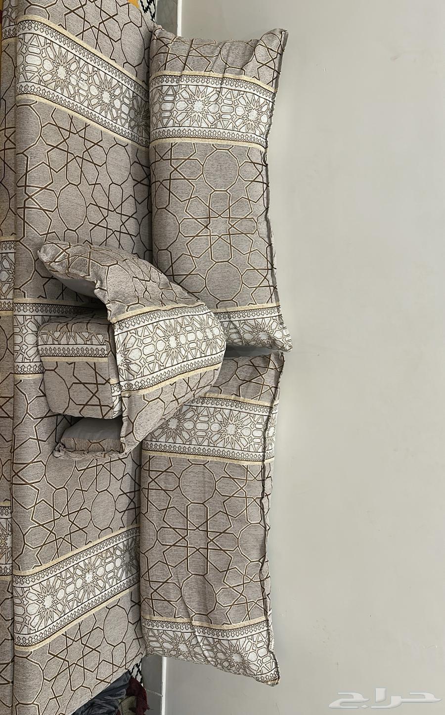 جلسة أرضية تراثية للبيع مع ملحقاتها64348129197313111