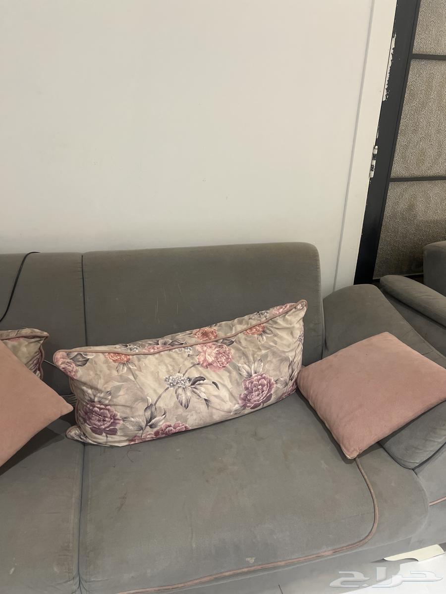 كنب تركي وكرسيين للبيع فيه كسر من جهه التكايه ويحتاج تنظيف64348495014146112