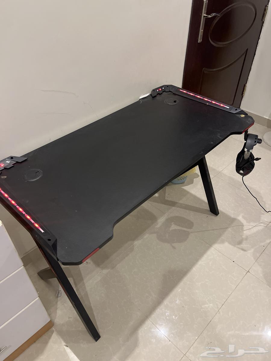 طاولة جيمينج للبيع على السوم الطاولة ما يشتكي فيها64341644579843111