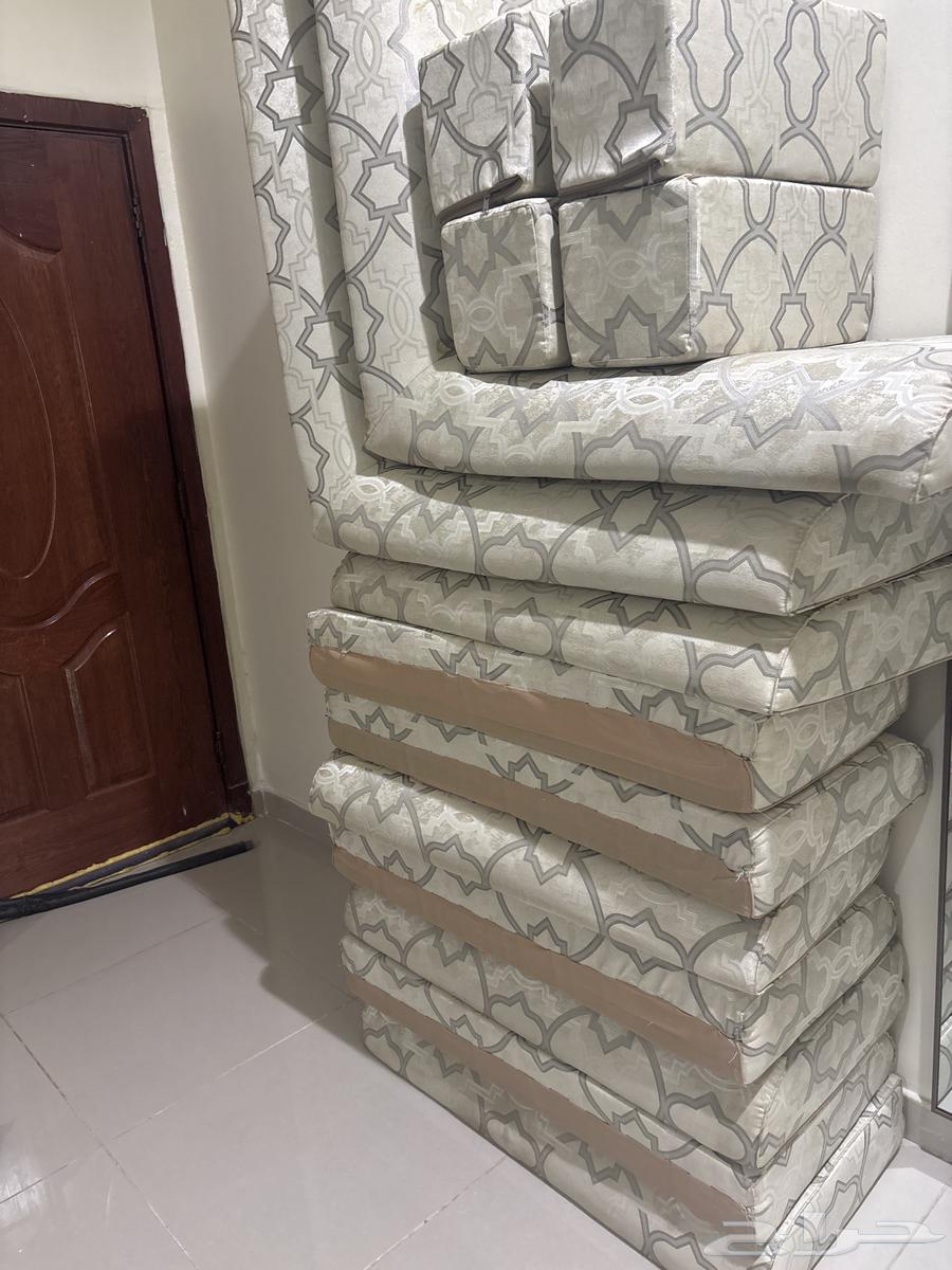 L-shaped floor seating with TV table636191582846751114