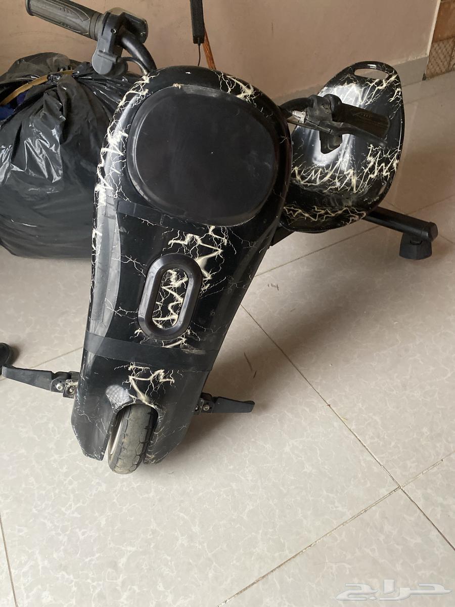 سكوتر معه كل اغراضه فيه مشكله وحده البطاريه مخلصه64344094118786110