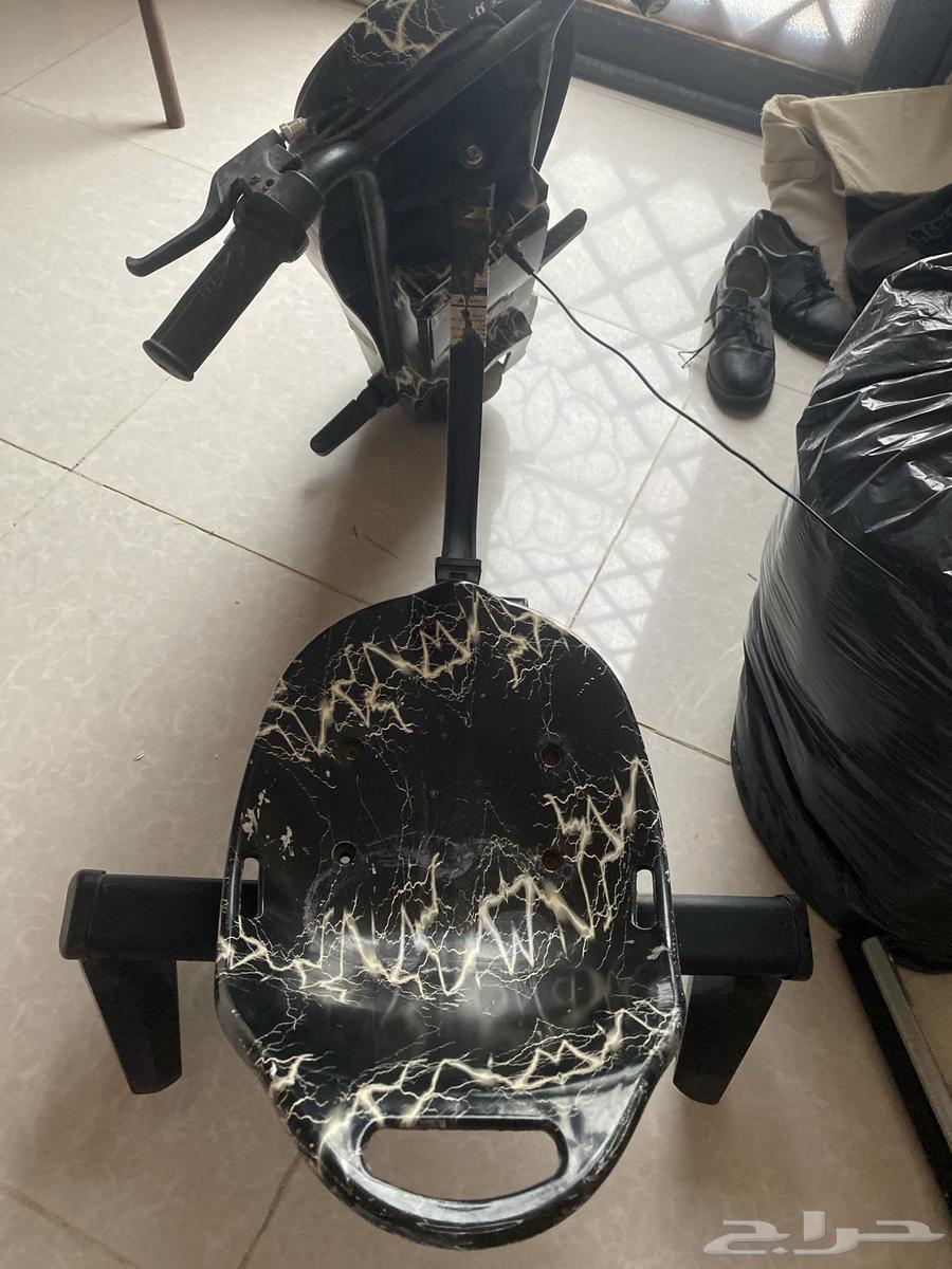 سكوتر معه كل اغراضه فيه مشكله وحده البطاريه مخلصه64344094118786111