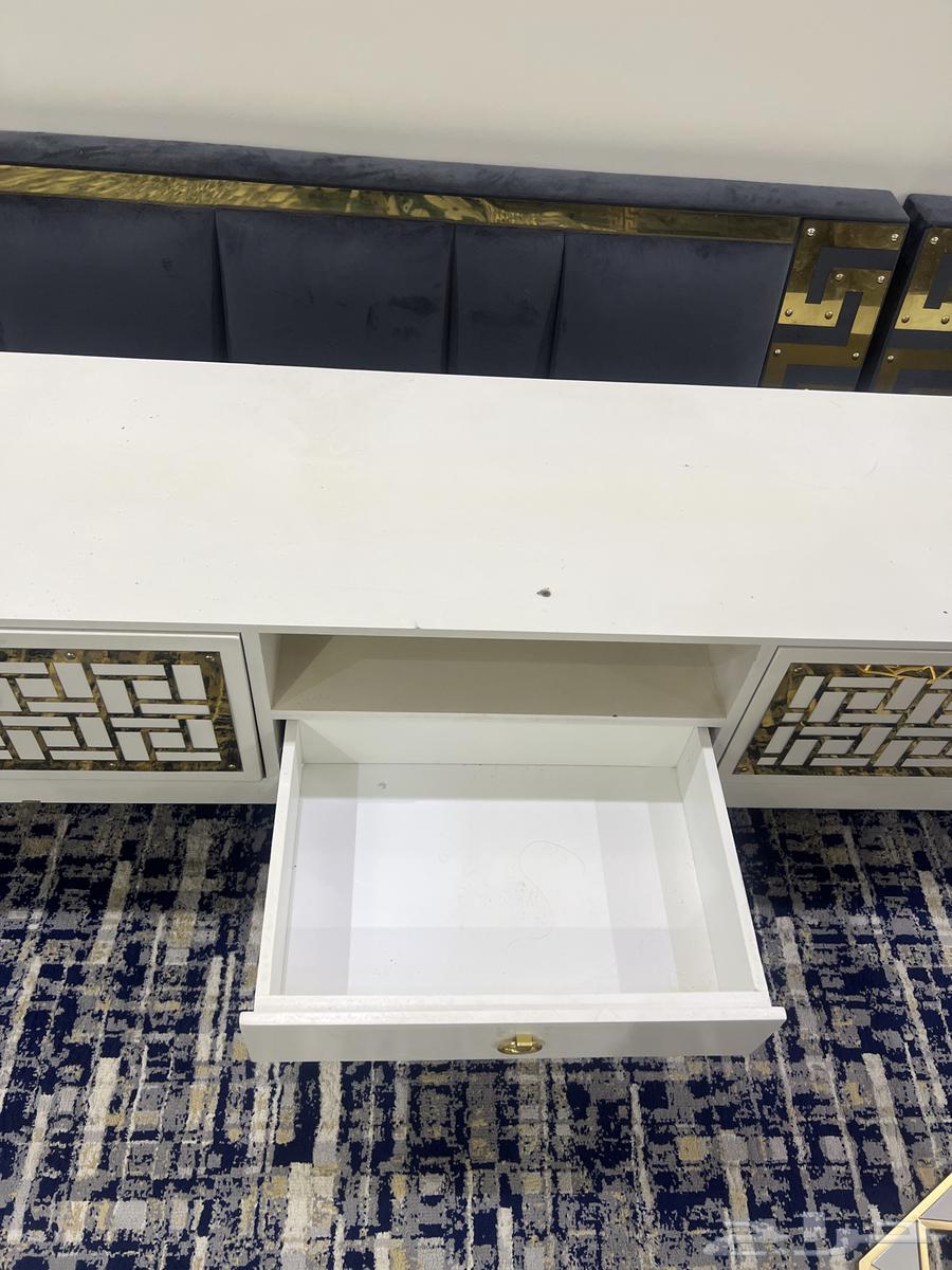 طاوله شاشه جديده مافيها عيوب64338064462593111