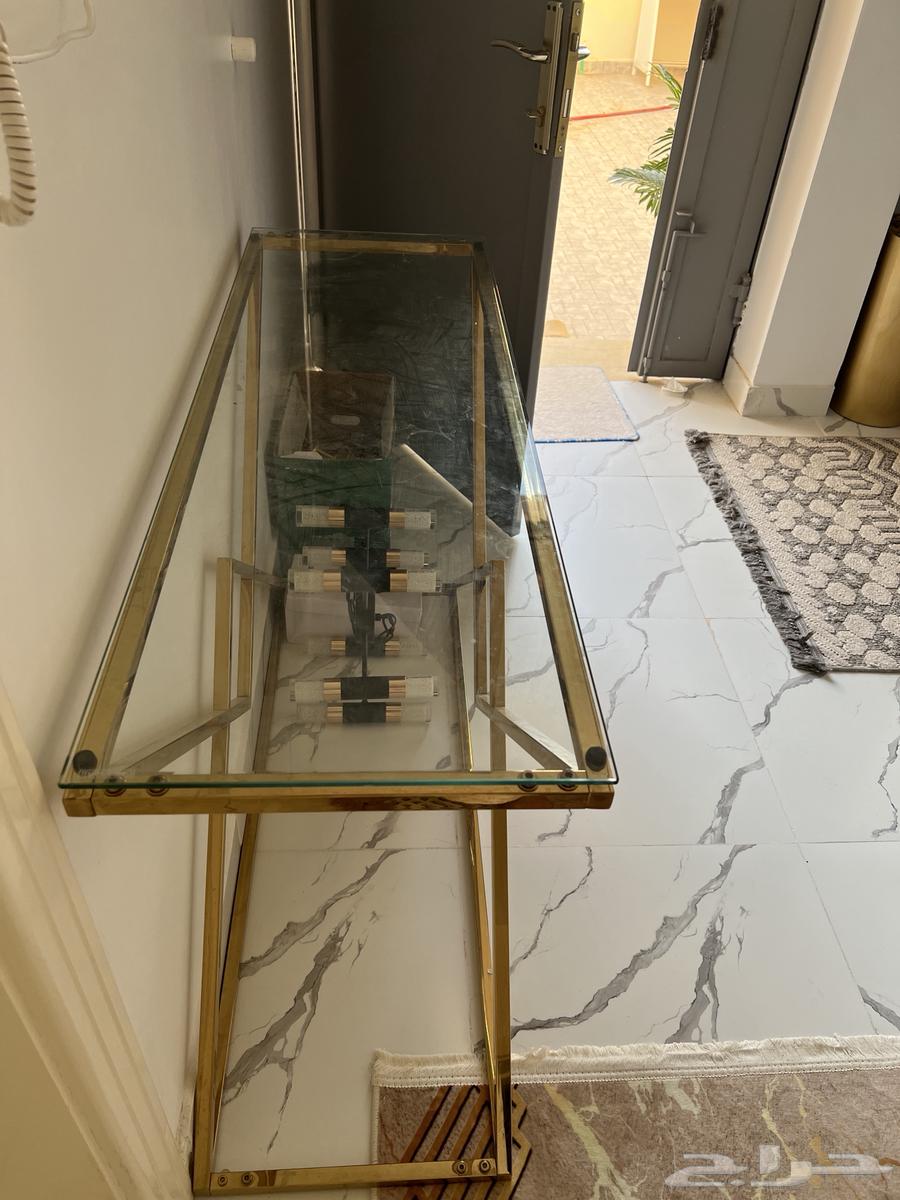 طاولة هيكل ذهبي وفوقها قزاز64337075035778112