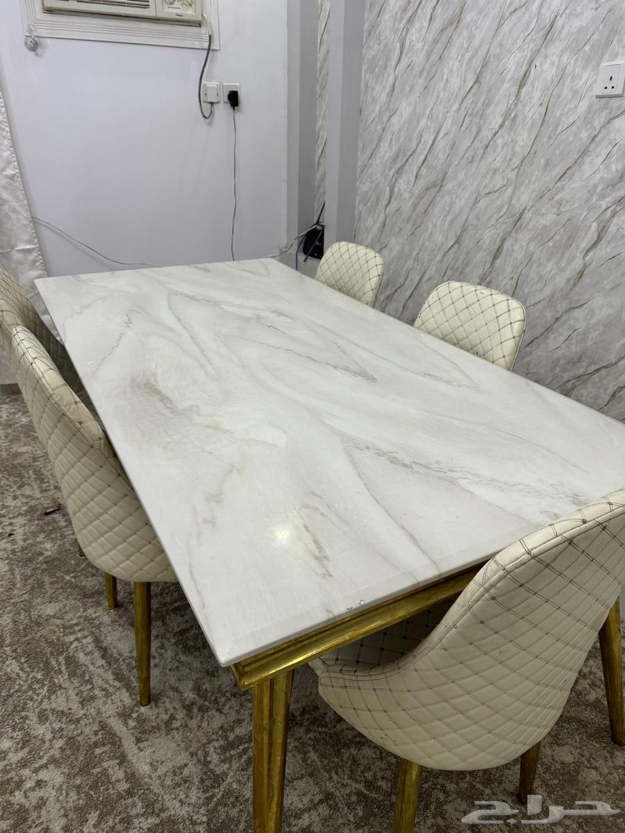 Dining table64348875562370112