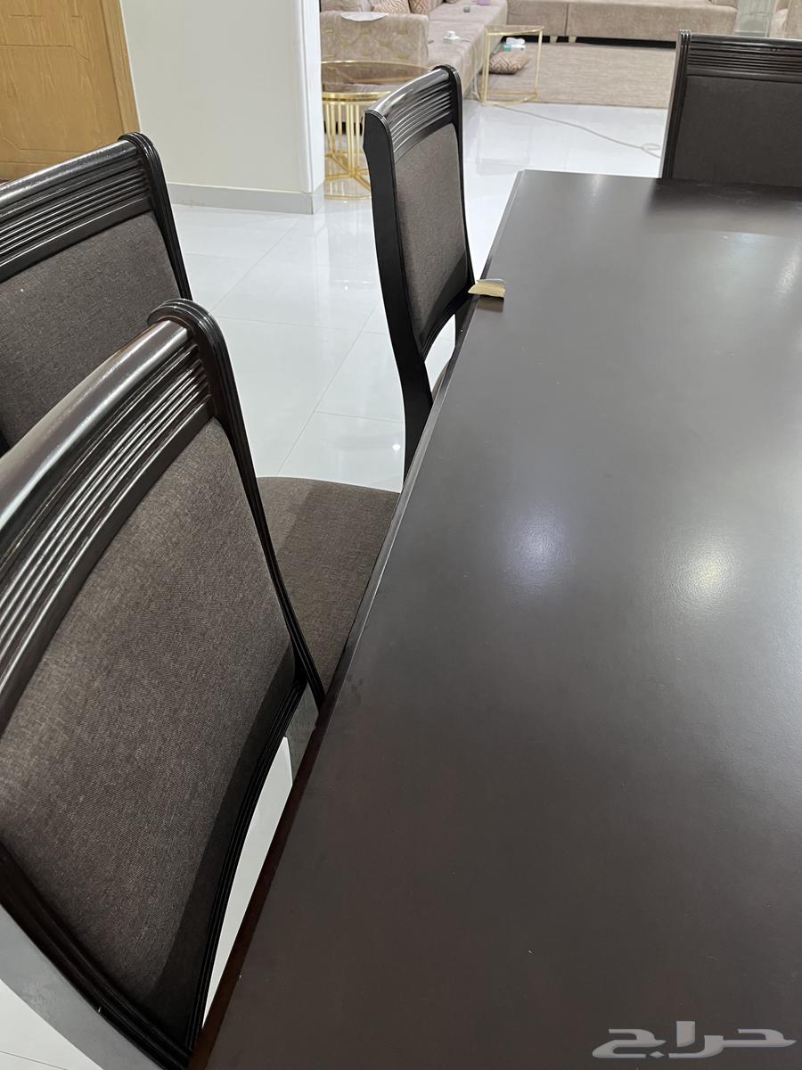 طاولة طعام خشب ماليزي بحاله جيده جدا  يوجد بها كسرفي طرف كرس64347112798850112