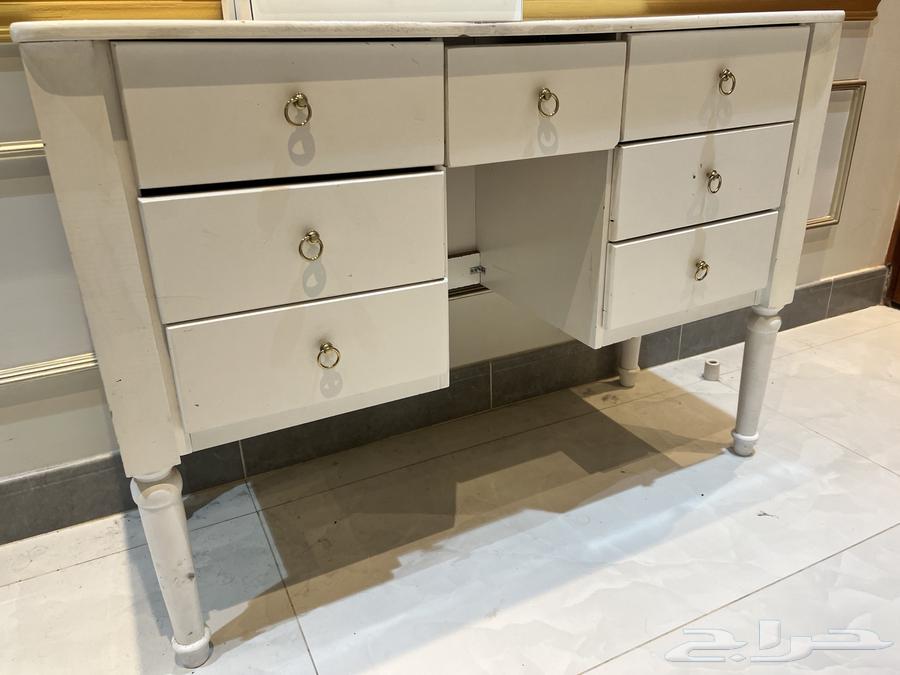 تسريحة المراياوالمسكات من ايكيا وشبه جديده الادراج فيهاخدوش64337931152642110