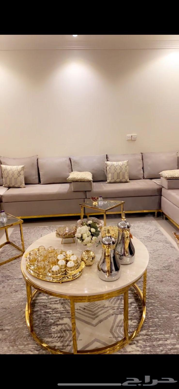 كنب رمادي مع طاوله قزاز دائريه و4 طاولات خدمه64336410294786111