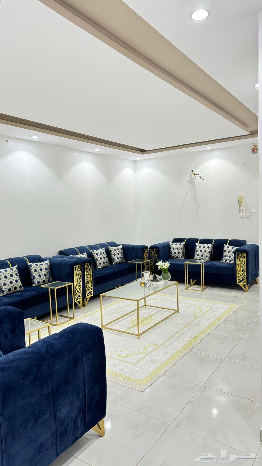 كنب خمس قطع مع الطاولات والسجاد64337236120449110