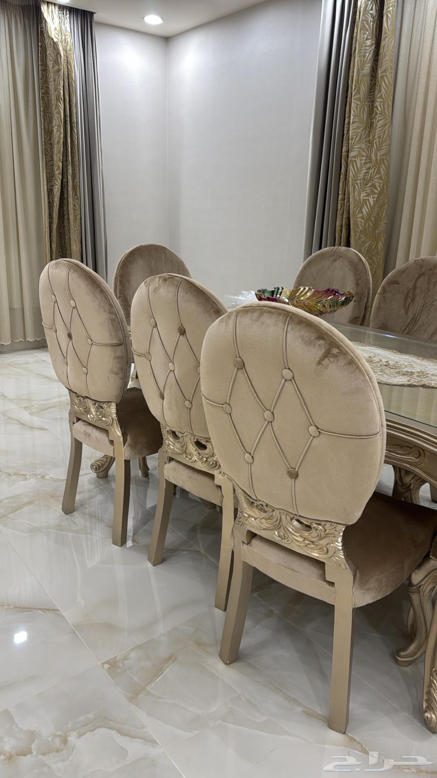 كنب كلاسيكي نظيف للبيع وطاولة طعام كلاسيكي خشب دمياطي تفصيل64358023879298113