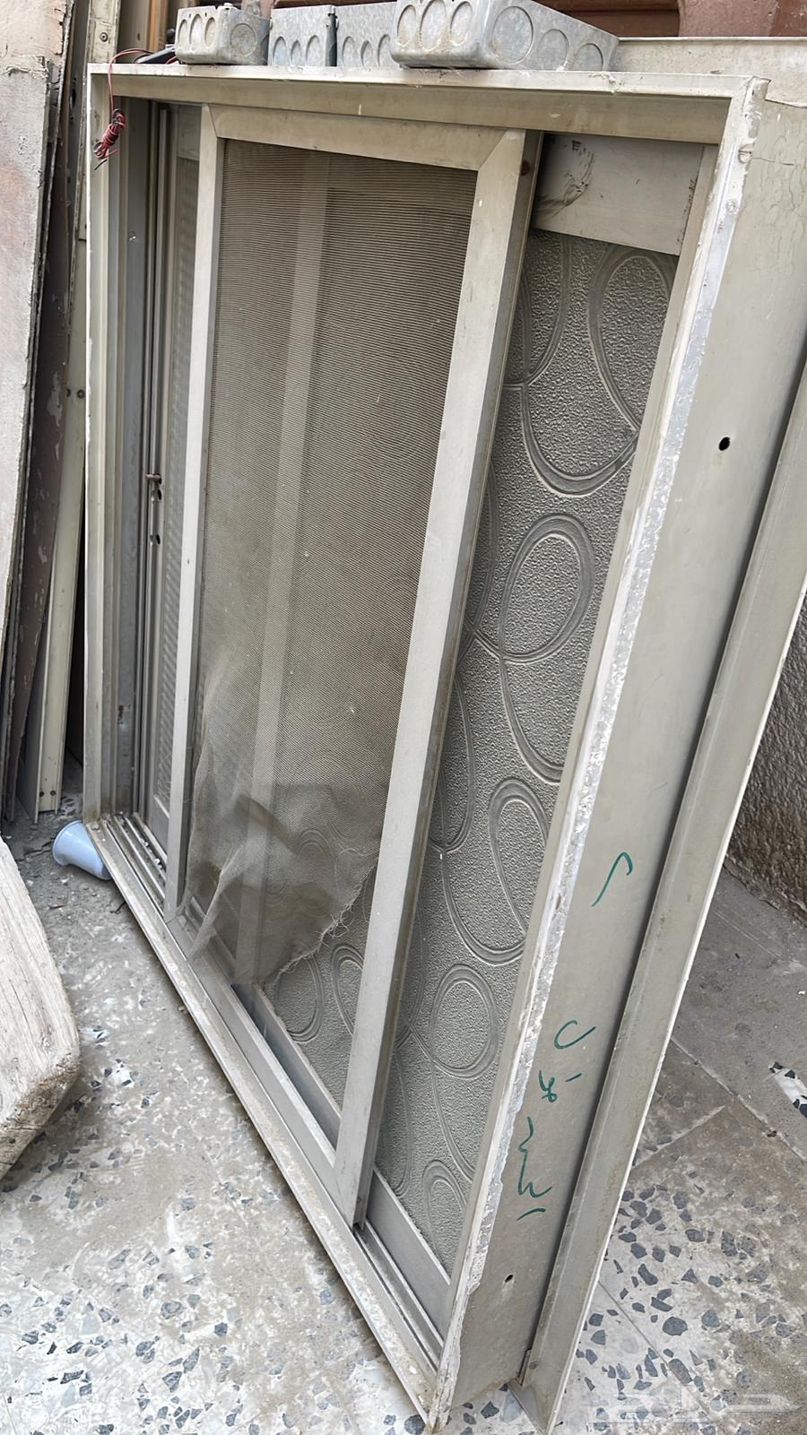 للبيع حوالي 8 ابواب قديمة ونافذة64352290194434111