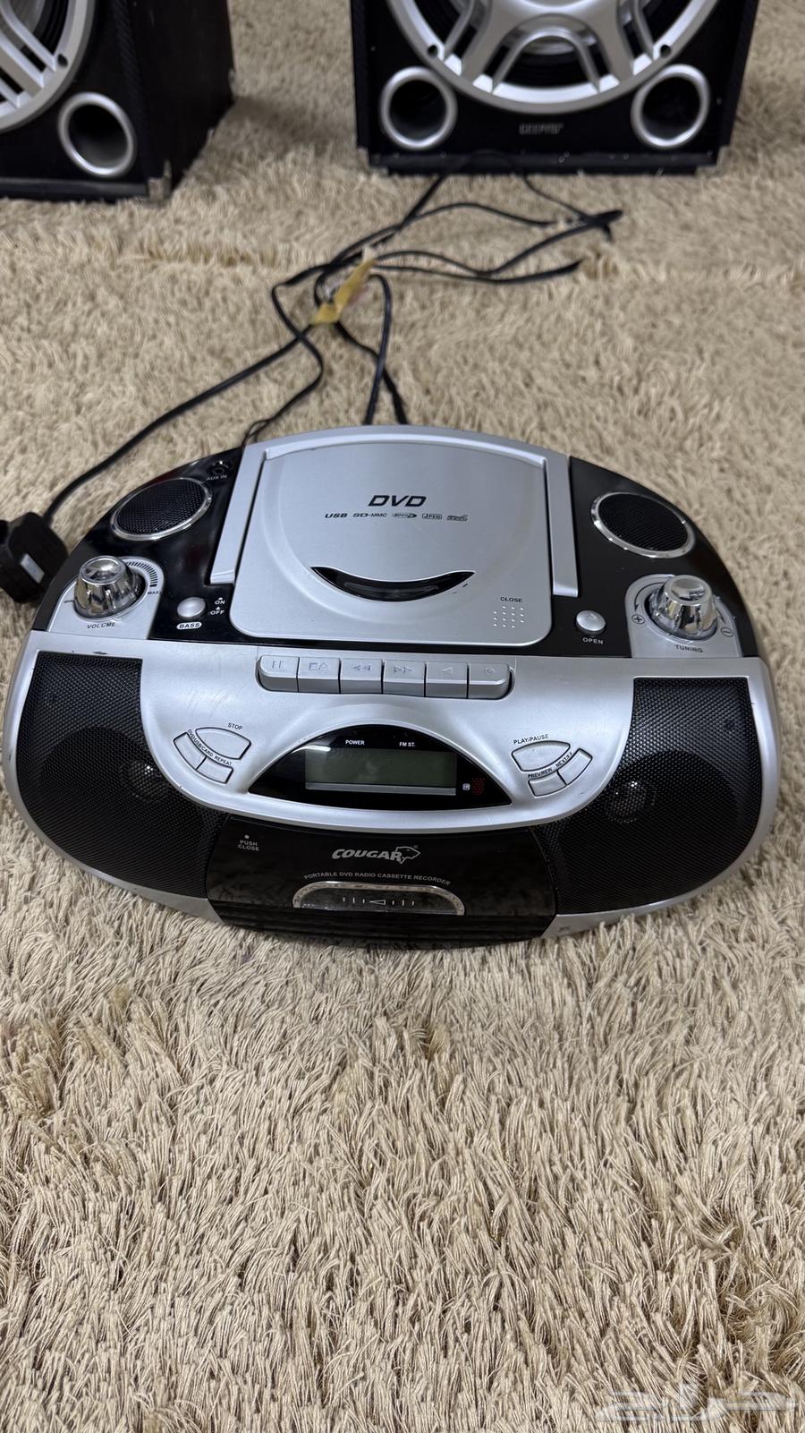 Large speakers with CD and cassette player OX64362272342657112