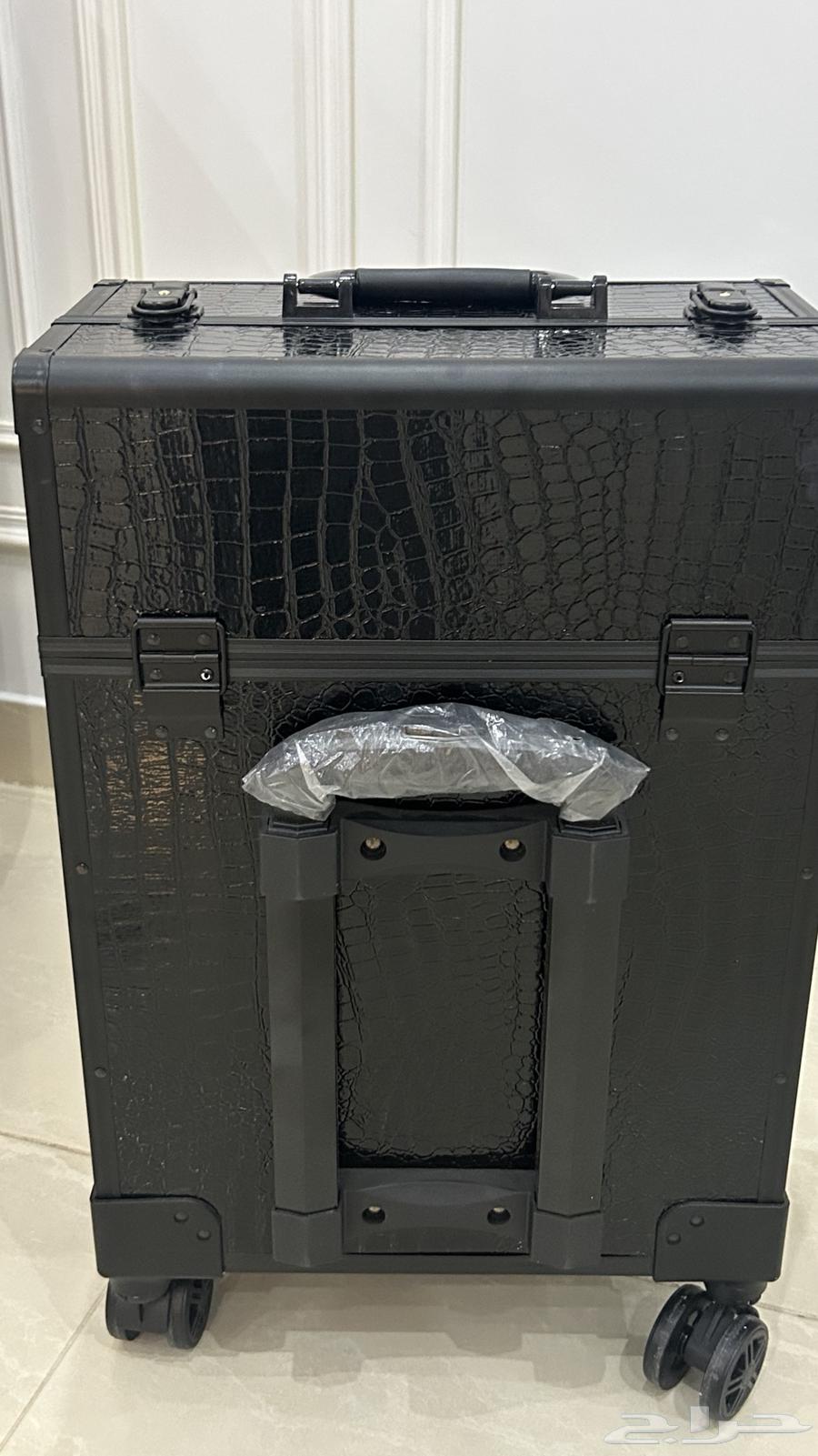 شنطه ميكب للبيع 260 ريال64360974093571110