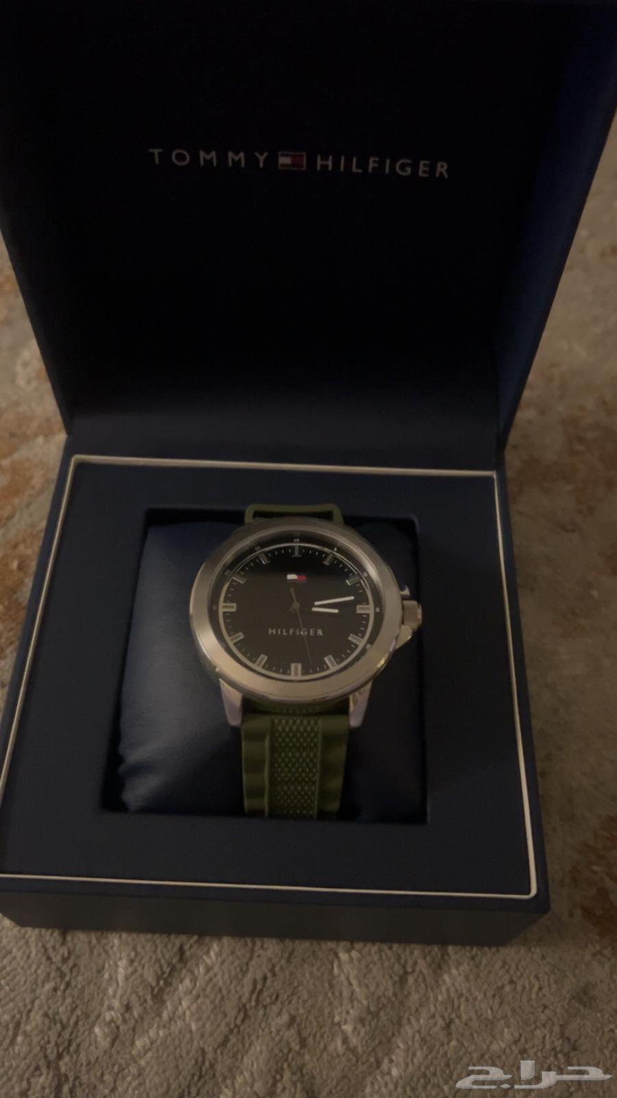 ساعة TOOMY HILFIGER مع كرتونها فقط السعر 400 وقابل للتفاوض64350492424322111