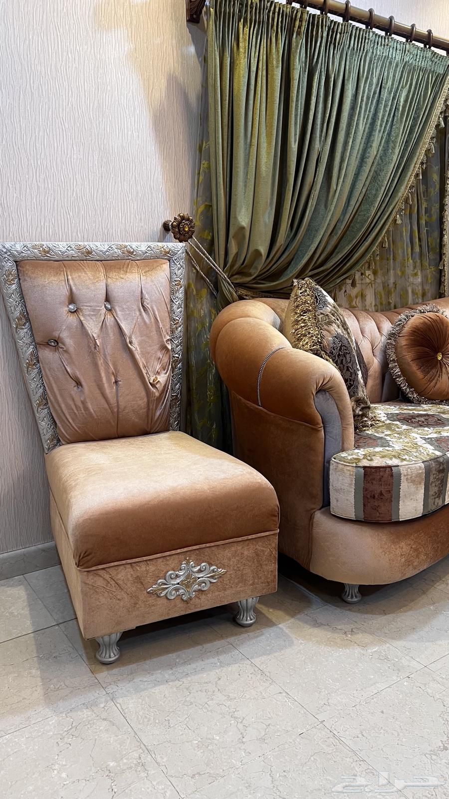 Sofa and wardrobe for sale, price 4500, contact via WhatsApp only64359662290563110