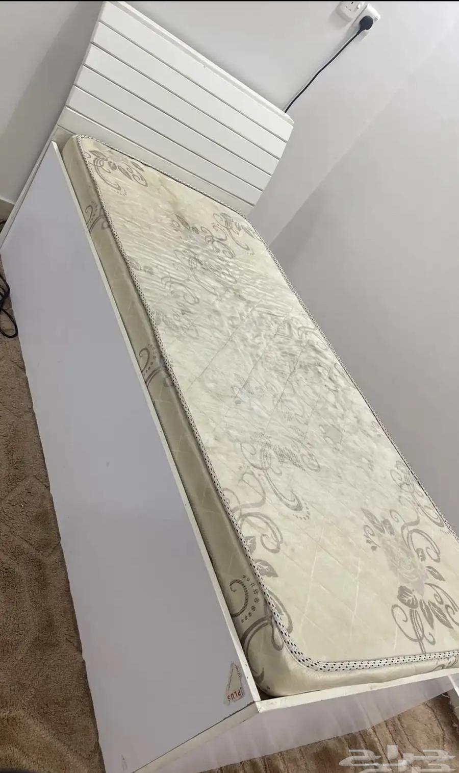 سرير نفر ابيض مع مرتبه طبيه64352808589058110