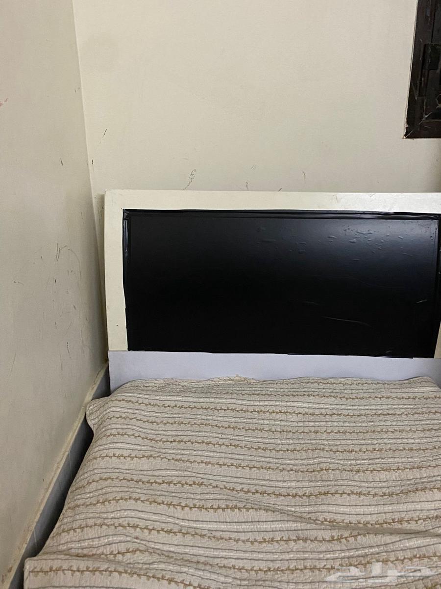 سريرين ومكتب للبيع المستعجل64359561405313111