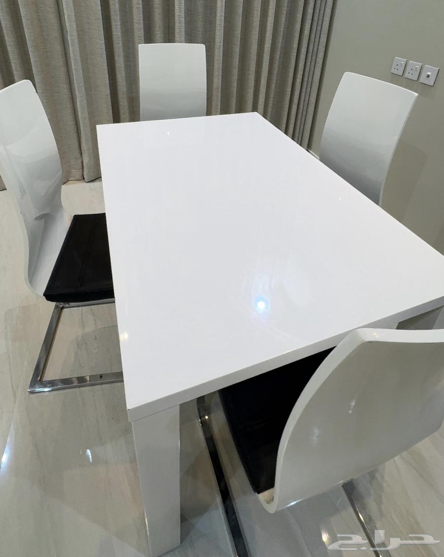 طاولة طعام 4كراسي من هوم سنتر64361341571586110