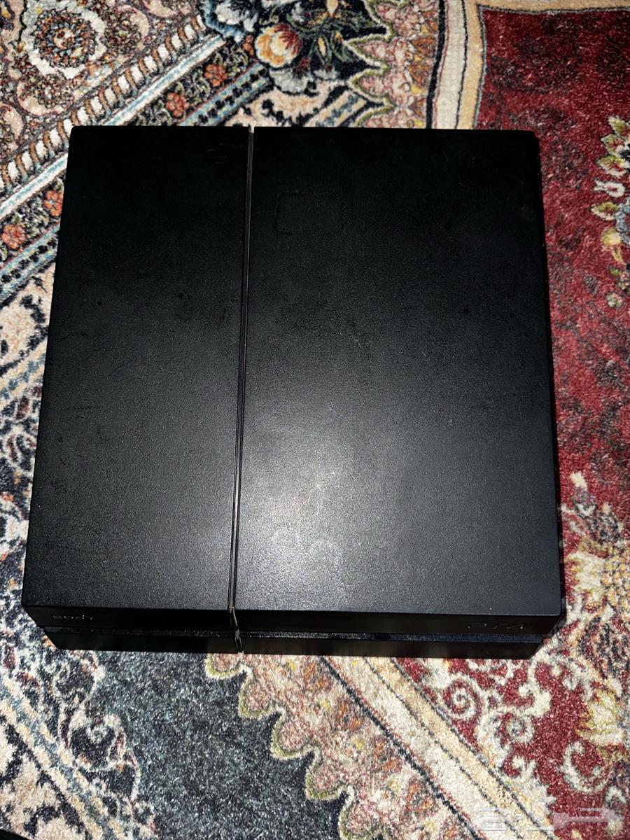 سوني فور للبيع نظيف بدون أسلاك بس معها أيادي اصليه64350203512451110