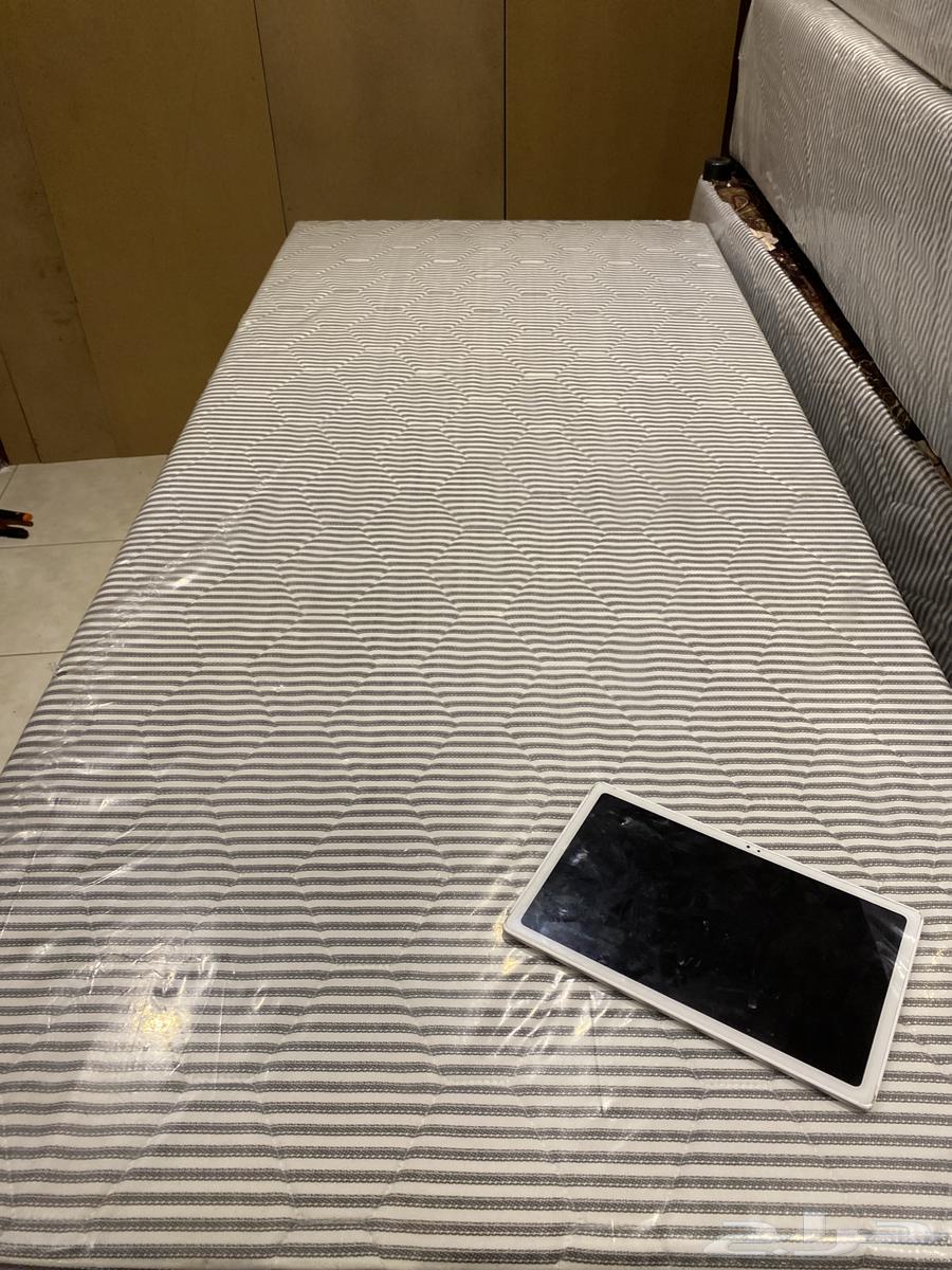 There are 10 reclining chairs with mattresses and new unused white bedding64357674345602112