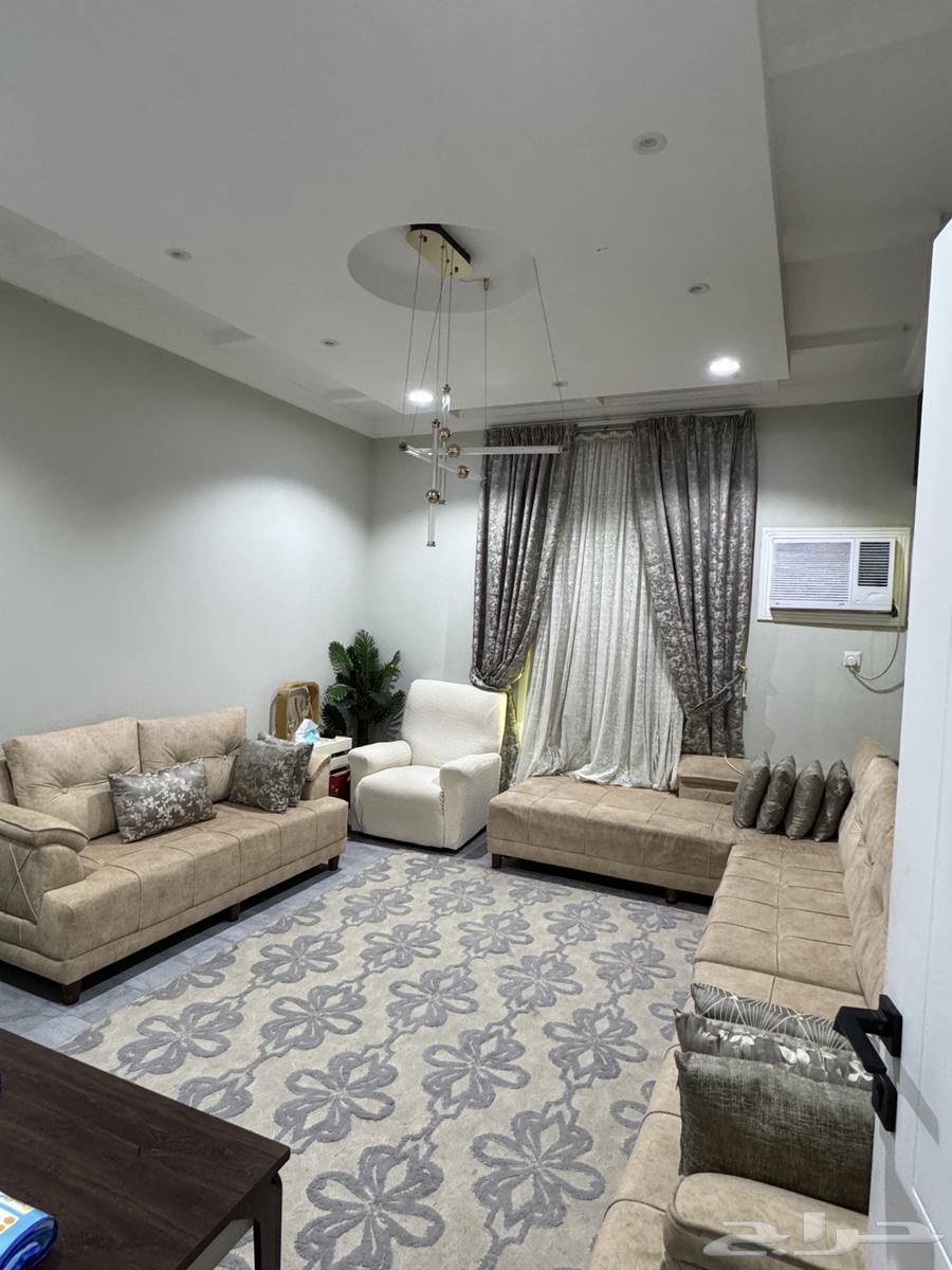 كنب و طاولة تلفزيون و طاولة قهوه مستعمله للبيع64354282051330110