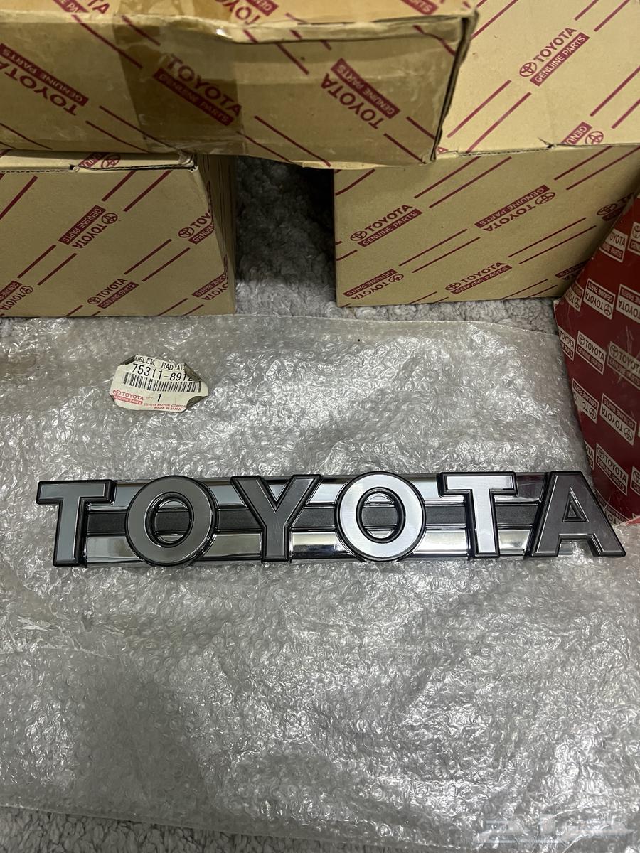 علامة شبك هايلوكس 89-91 جديد اصلي64500825933825110