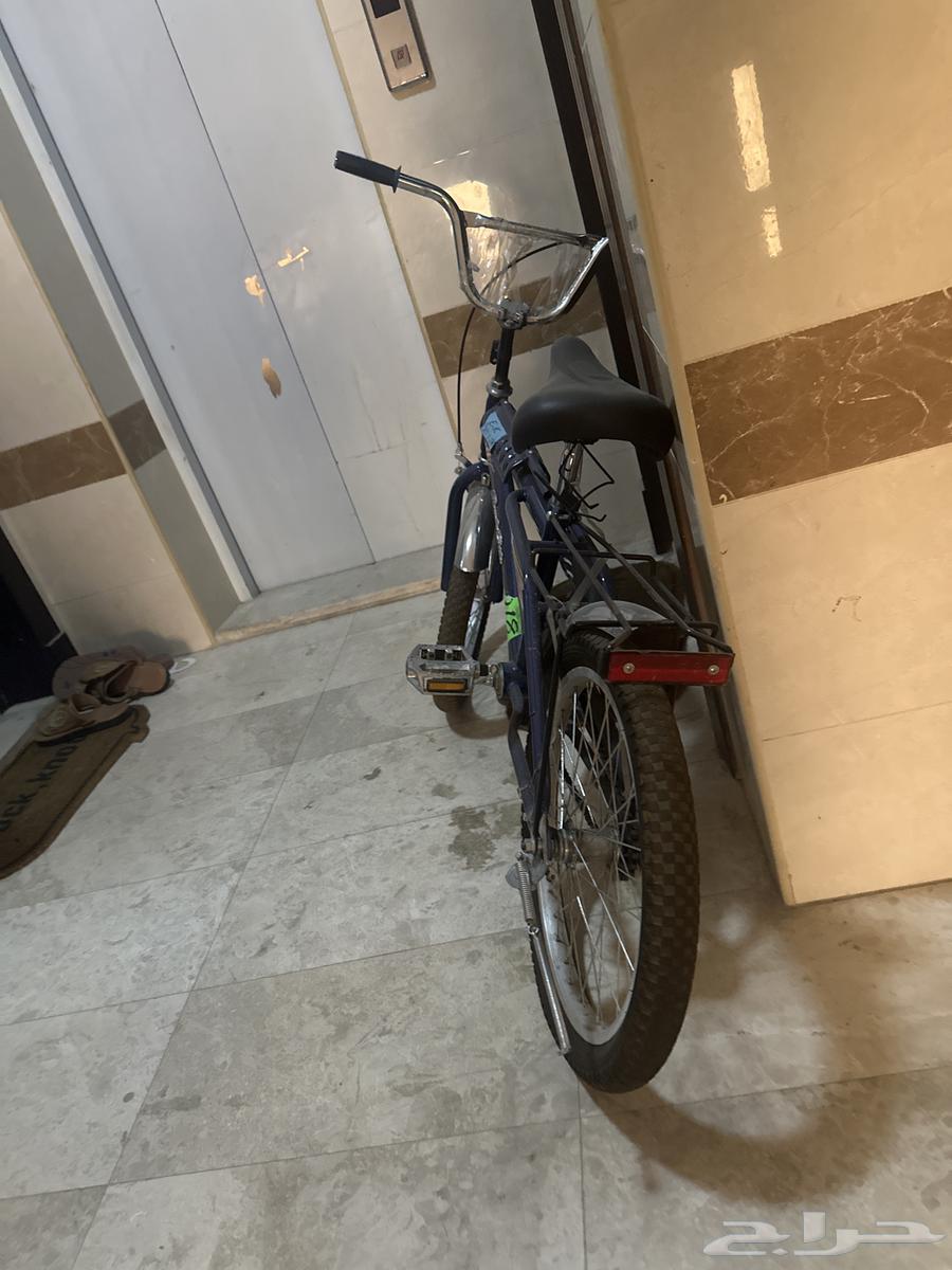 Dark blue Rambo bicycle missing one part, background arranged64356777512833112