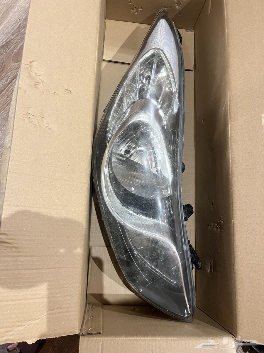 Clean and intact front Integra spark plugs with functional headlights and bases64494099048706111