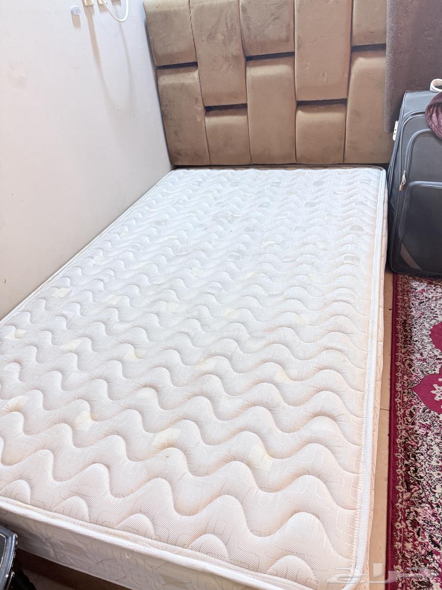 سرير ومرتبه شبه جديد للبيع64355815561091110