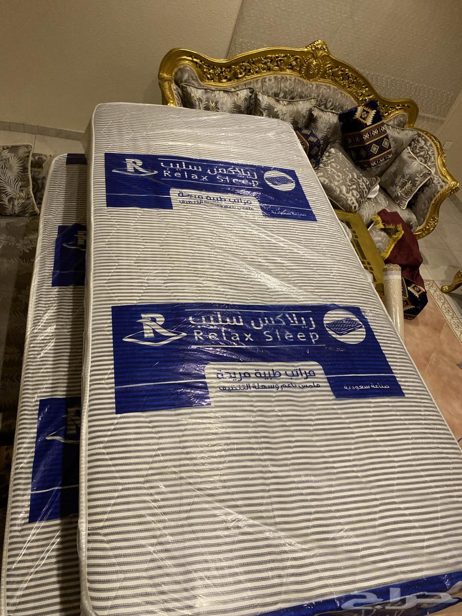 There are 10 reclining chairs with mattresses and new unused white bedding64357674345602111