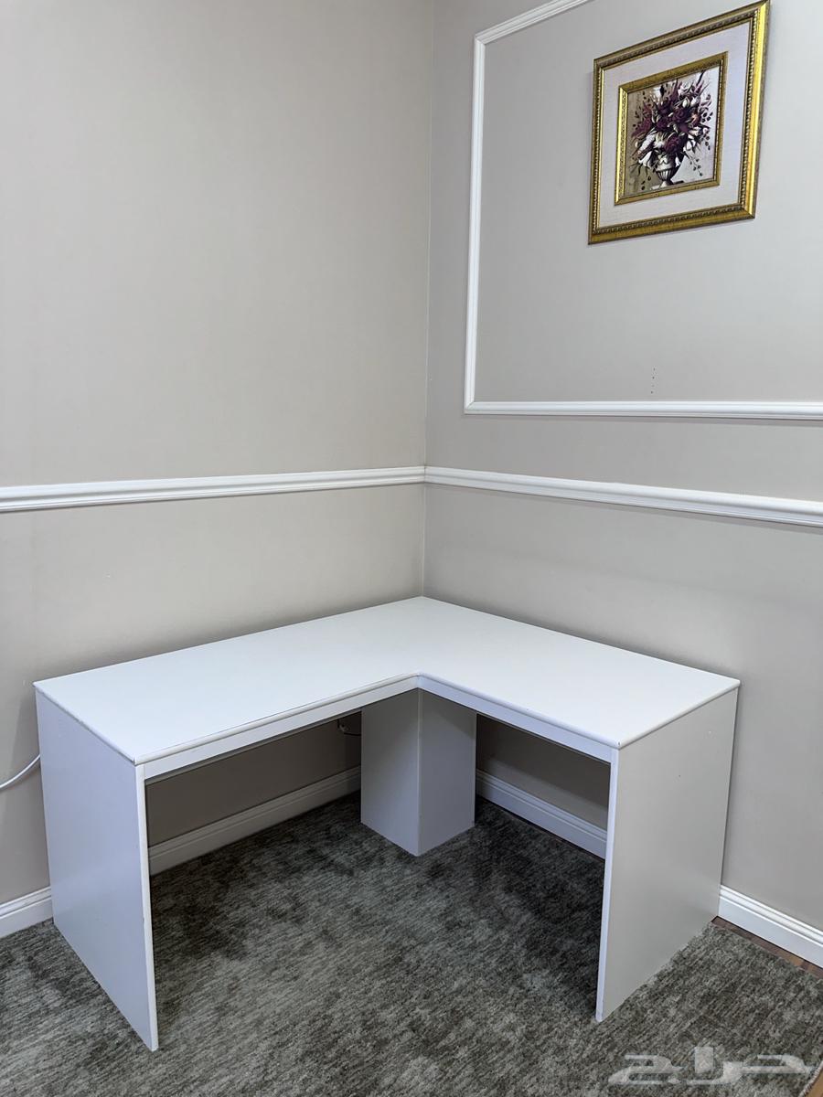 طاولة بتصميم L خشب قووي و متين و بحالة ممتازة64354076735233110