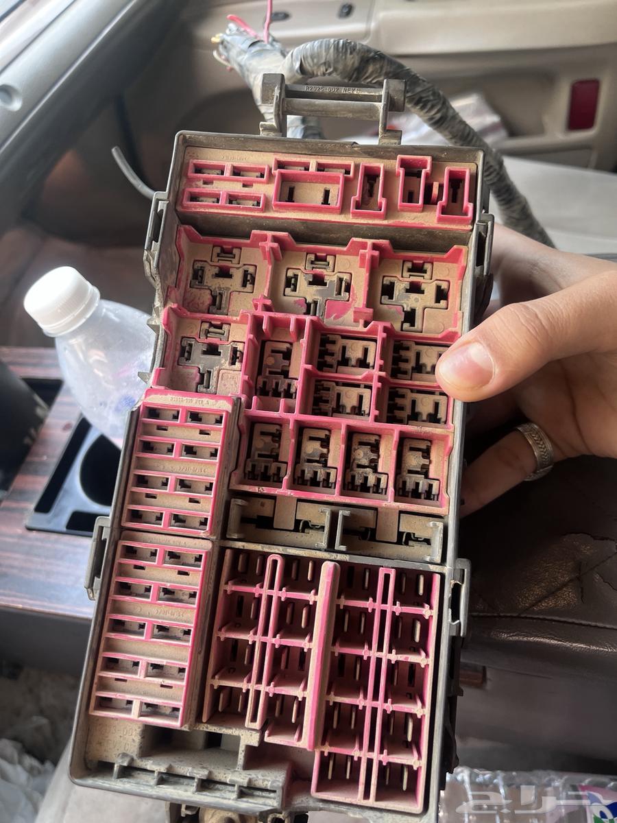 علبة فيوزات فورد فكتوريا64501395648643111