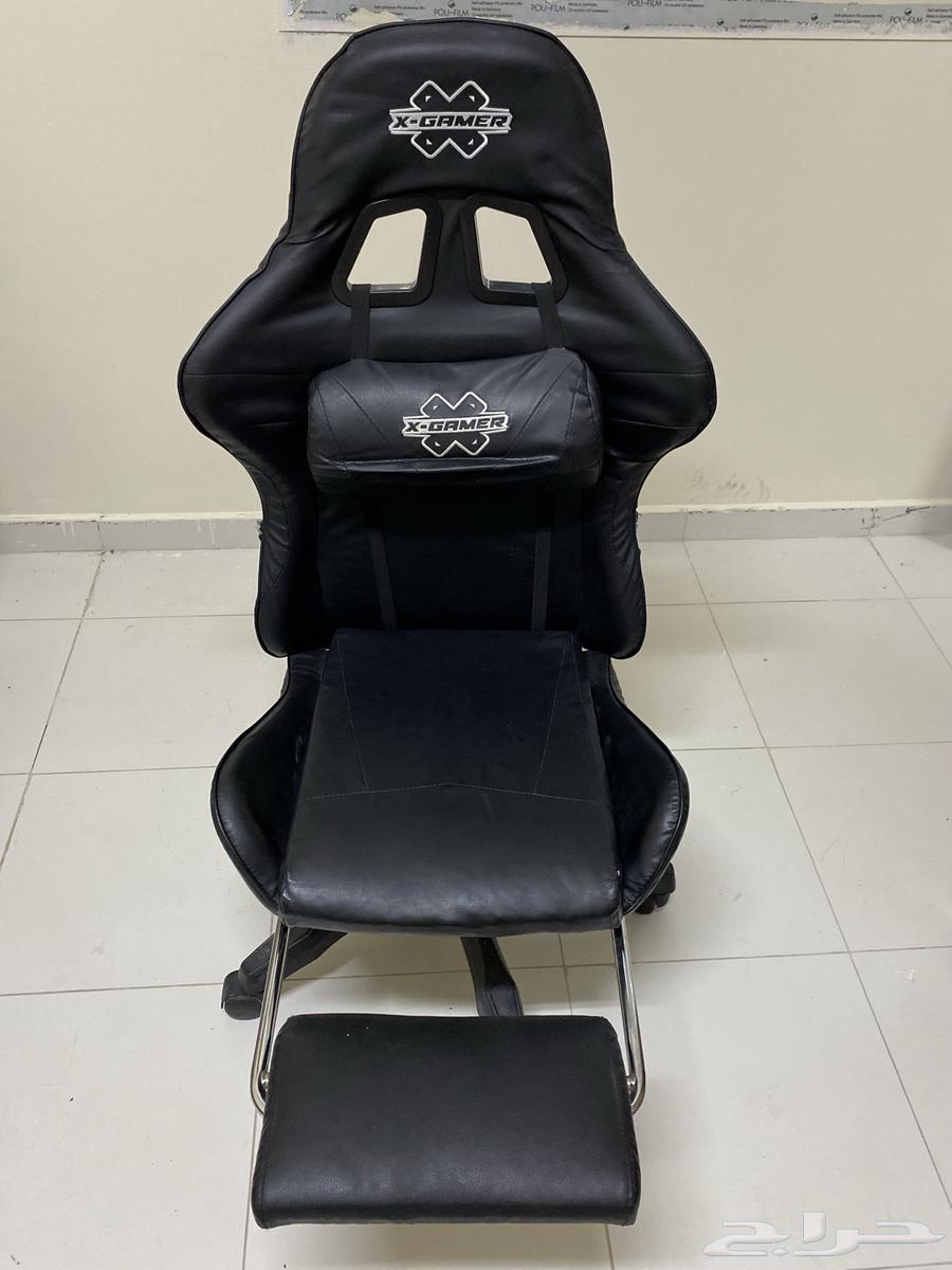 Clean gaming chair - armrests are broken - but the seat is very comfortable64351243826434110