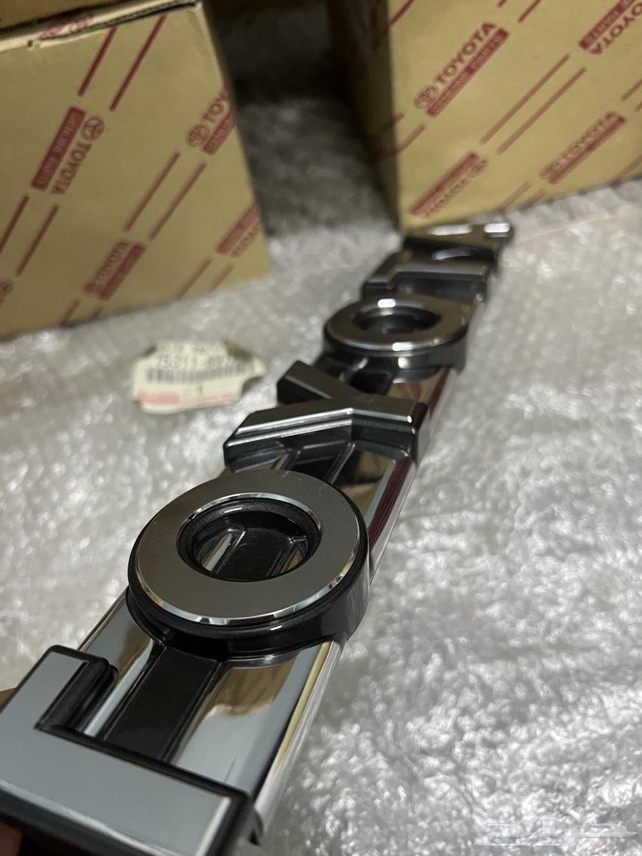 علامة شبك هايلوكس 89-91 جديد اصلي64500825933825114