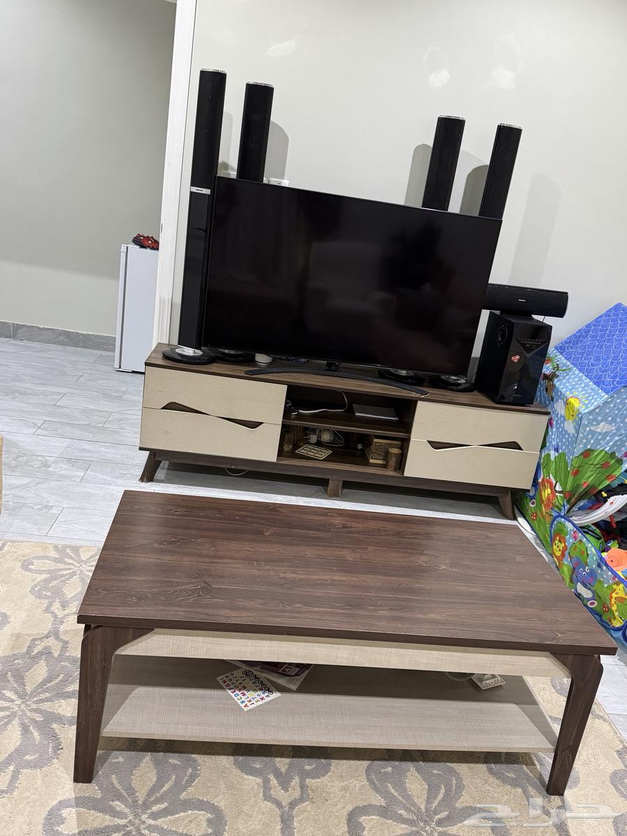 كنب و طاولة تلفزيون و طاولة قهوه مستعمله للبيع64354282051330114