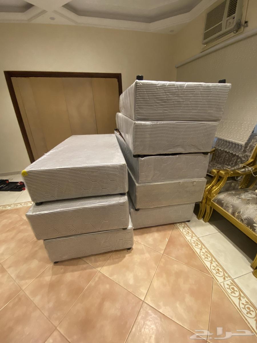 There are 10 reclining chairs with mattresses and new unused white bedding64357674345602113