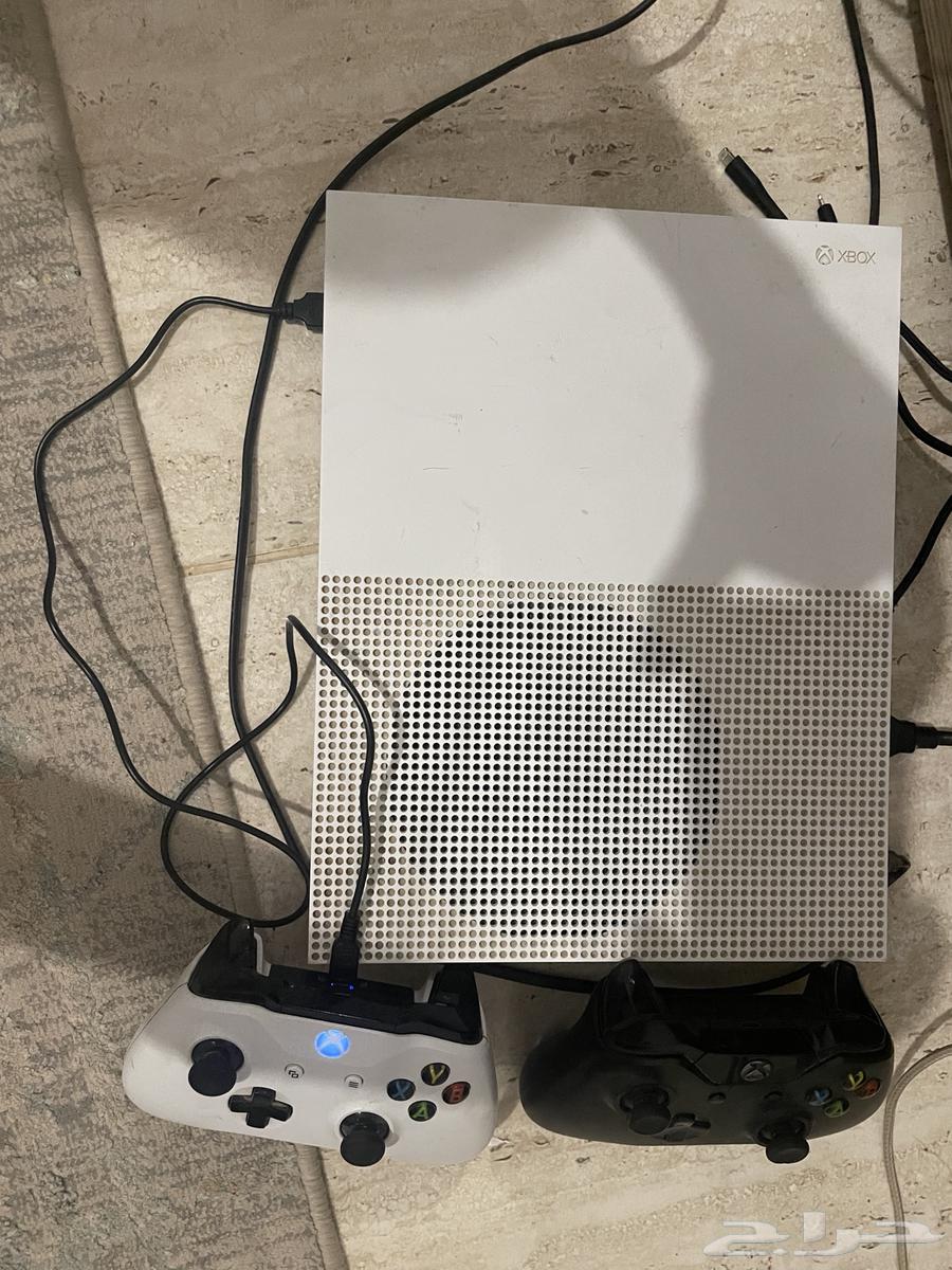 Xbox 1s with two controllers 1T64356631578498111
