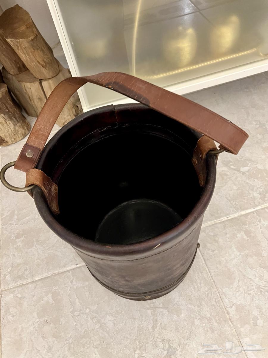 لوحة فنية اسبانية عمرها فوق 30 سنة سطل مكتبي جلد اسباني63723631308673114