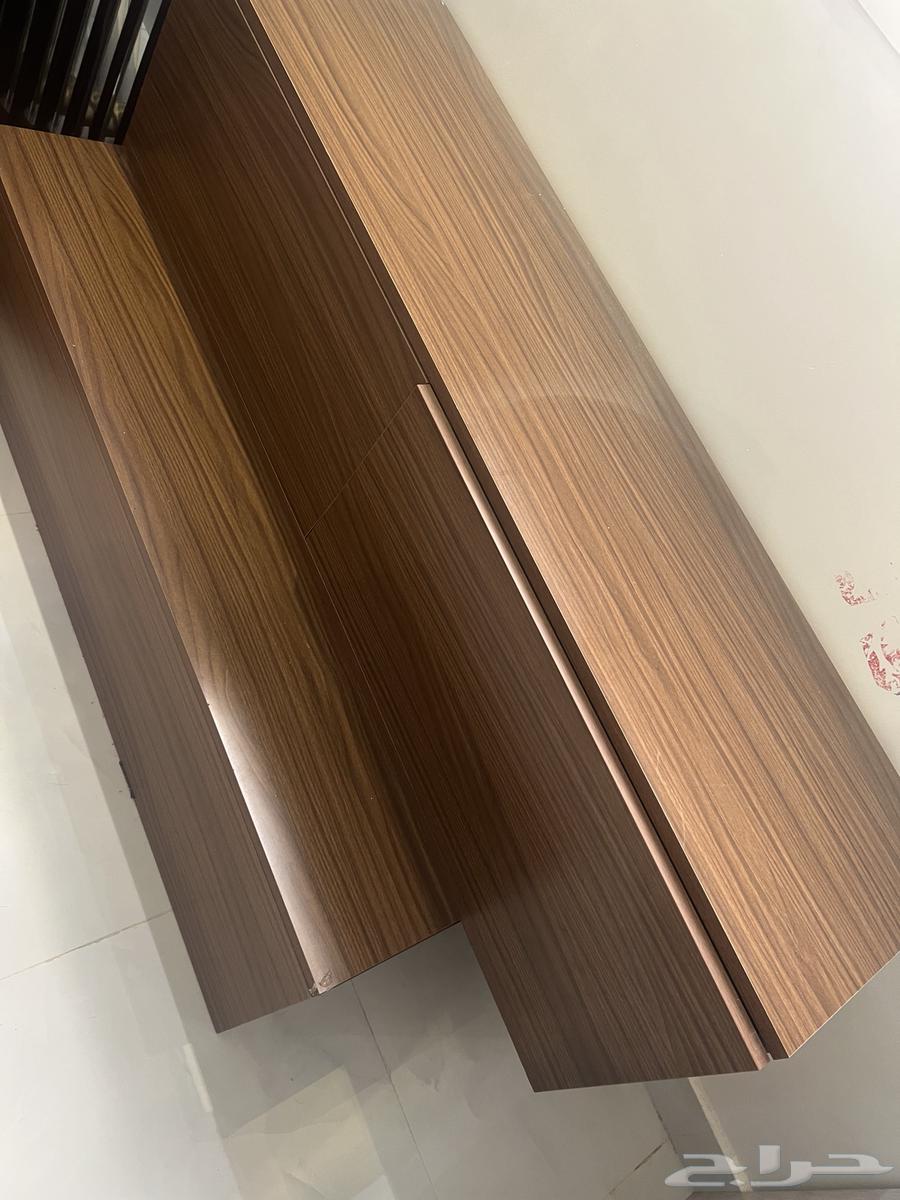 رف تلفزيون 3 قطع بحالة سليمة64356062999809110